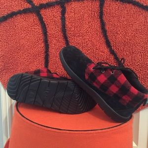 Ugg Buffalo Plaid Boots. Black/Red.